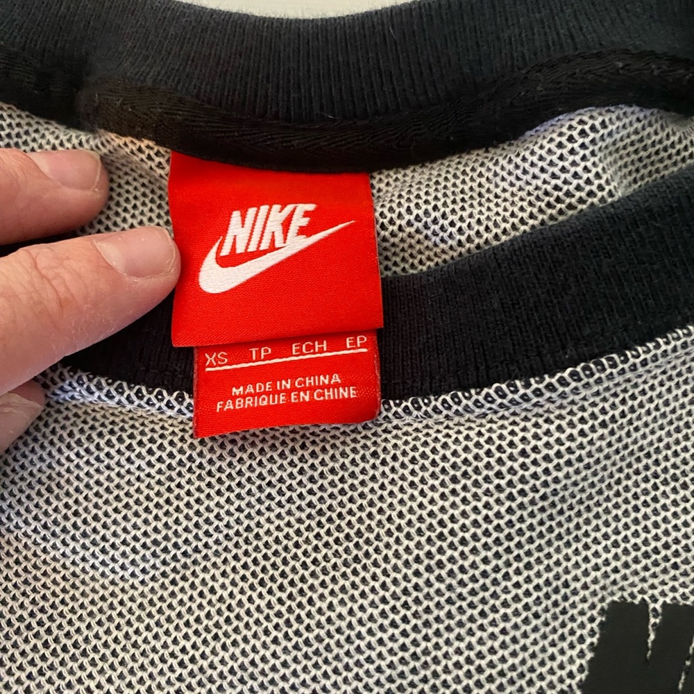 Nike Gray and Black Crop Top - Picture 3 of 4